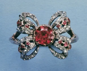 Ring in de vorm van een strik, ca. 1760, robijn en diamant
